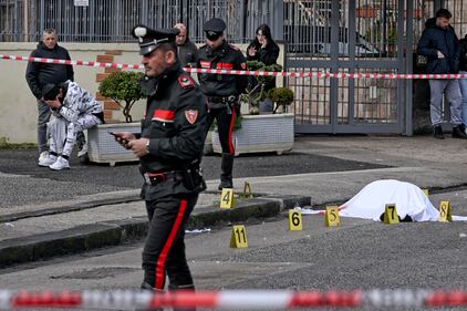 Paura a Napoli, spari in pieno giorno: muore un 48enne. Le immagini 4