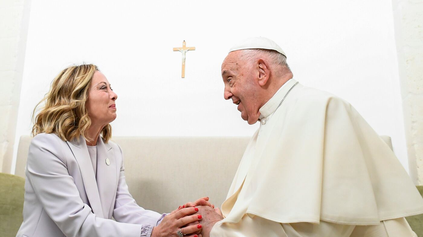 Meloni fa visita a papa Francesco: "Abbiamo scherzato come sempre"