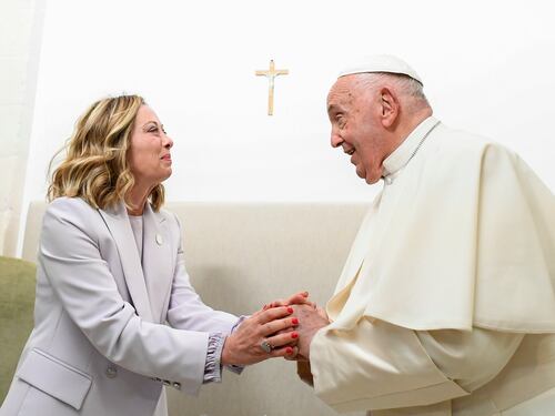 Meloni fa visita a papa Francesco: "Abbiamo scherzato come sempre"