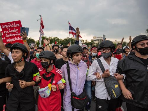 Thailandia in piazza, la miccia è il Covid. In migliaia si scagliano contro i militari