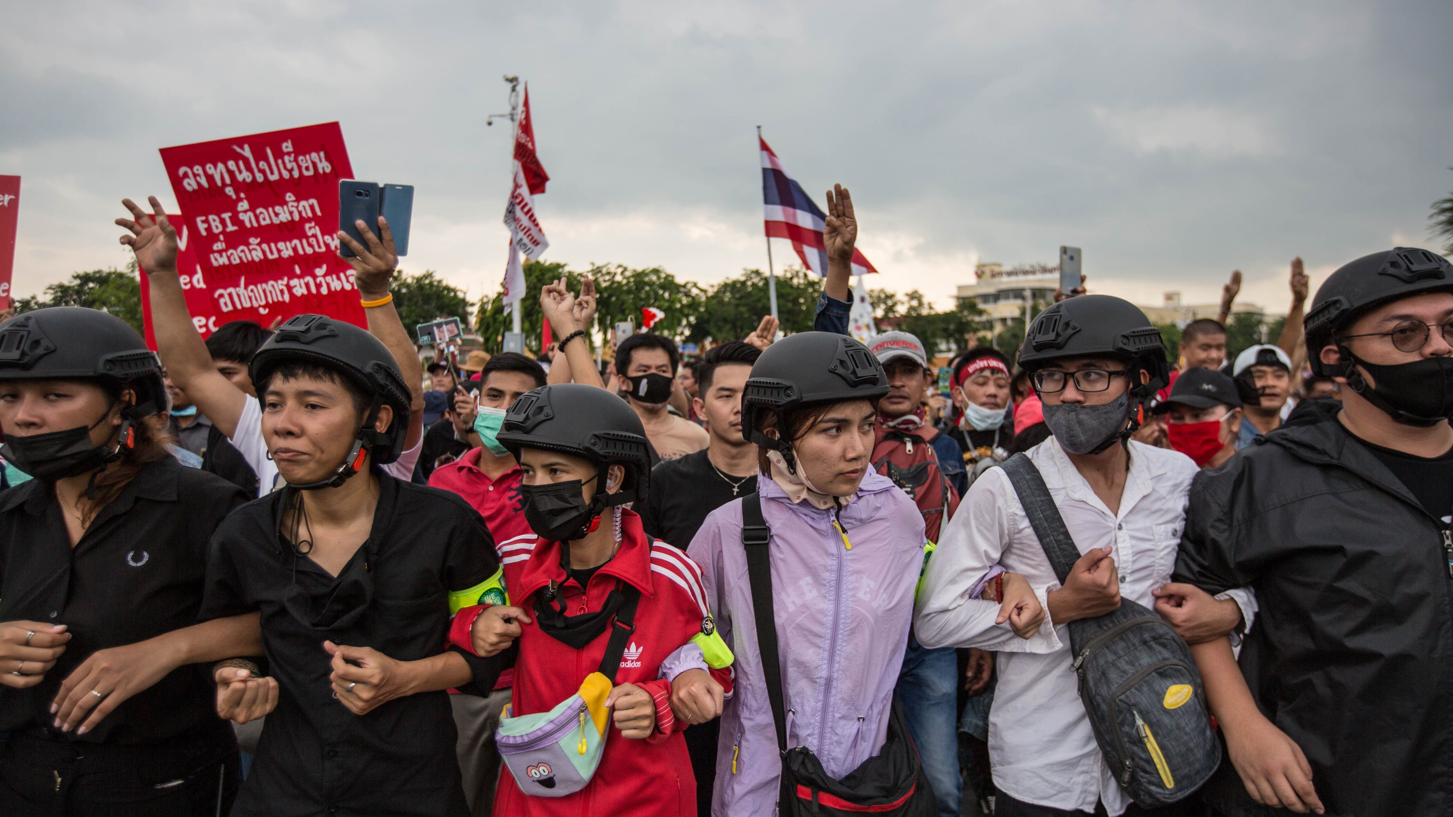 Thailandia in piazza, la miccia è il Covid. In migliaia si scagliano contro i militari