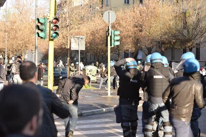 Sgombero dei centri sociali, scoppia la guerriglia a Milano 11