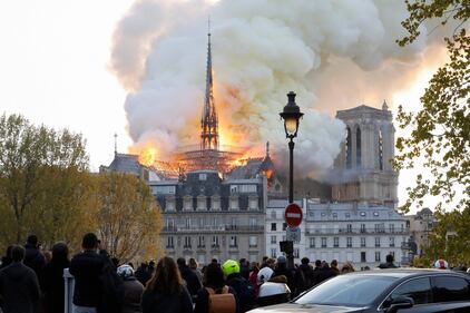 Parigi, la cattedrale di Notre Dame in fiamme 1