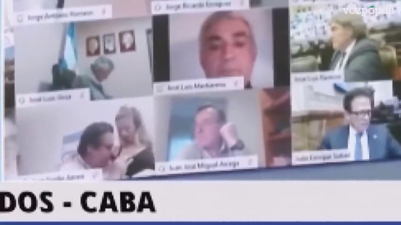 Episodio hot al parlamento argentino: deputato bacia seno della fidanzata in diretta Zoom