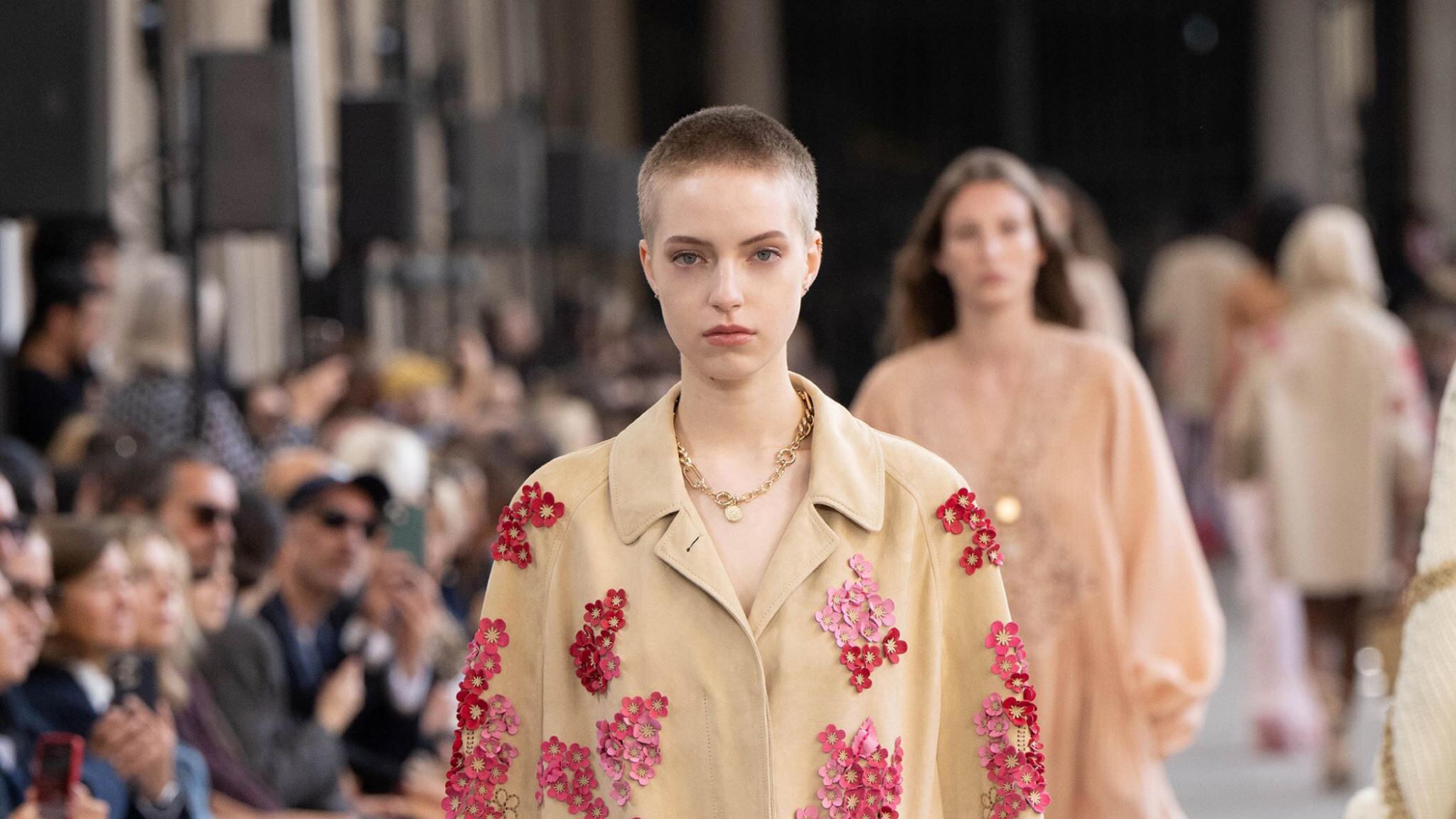 (Mini) calzoncini e fiori. Scervino fa sfilare la seduzione gentile