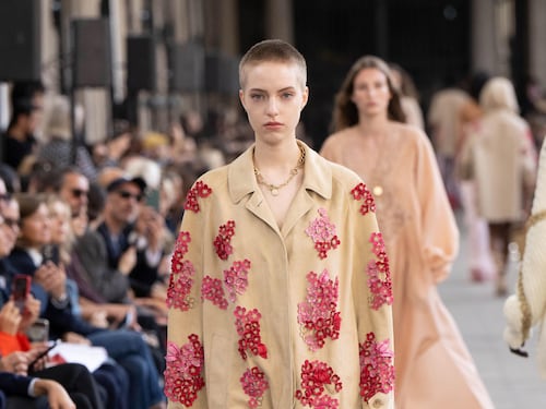 (Mini) calzoncini e fiori. Scervino fa sfilare la seduzione gentile