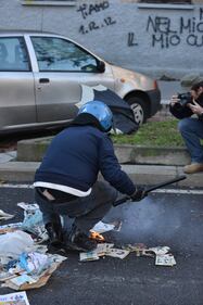 Sgombero dei centri sociali, scoppia la guerriglia a Milano 15