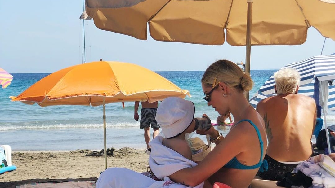 I Ferragnez presi in giro al mare. Un utente: "Manca solo la borsa frigo"