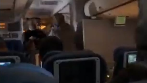 "Sarà un bagno di sangue": paura sull'aereo Usa. Passeggero accoltella hostess