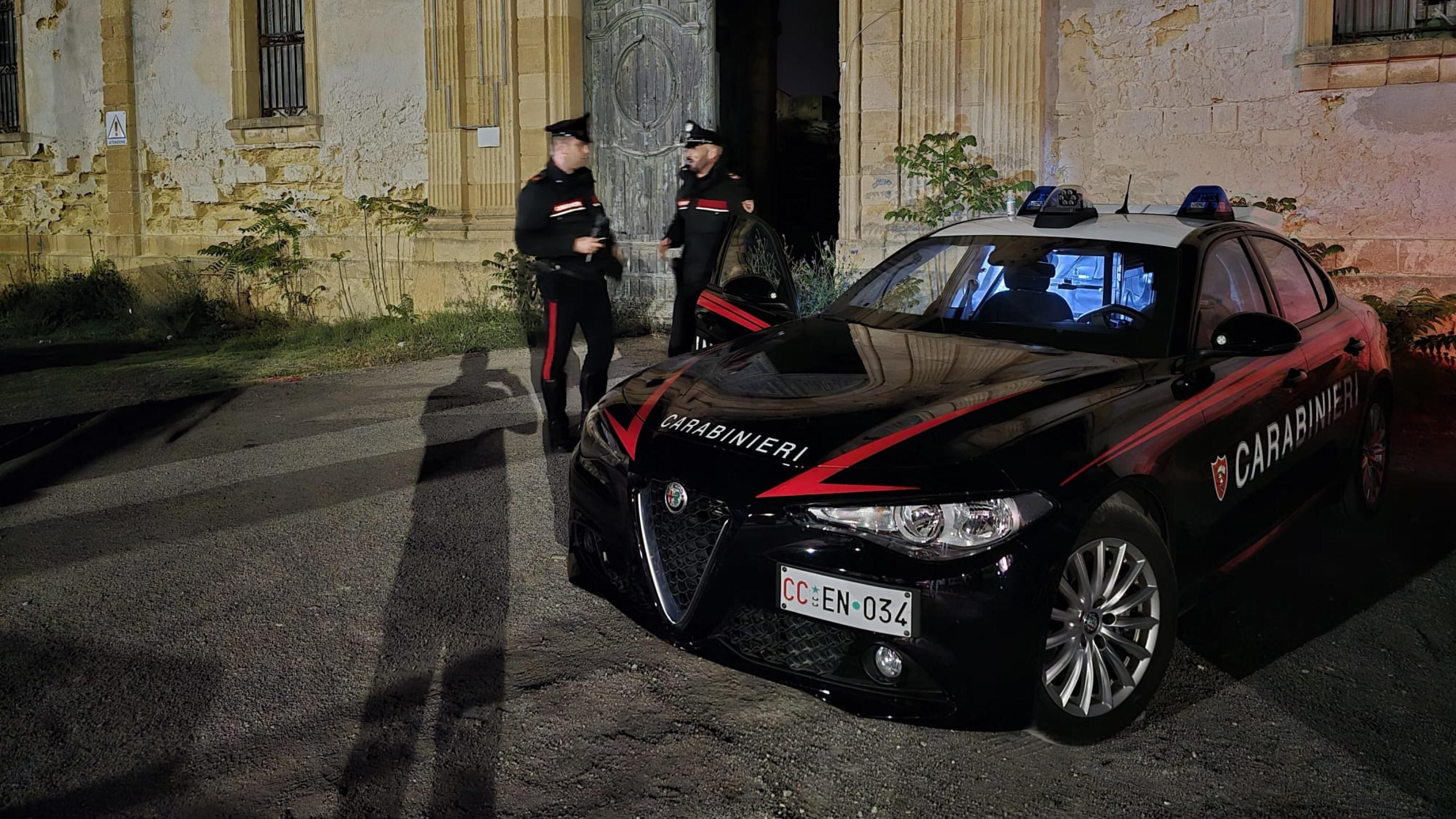 Cadono dal tetto di un capannone: 14enne muore, 13enne gravissimo