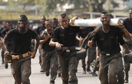 Polvere e prove di forza: gli allenamenti dei commandos thailandesi 2