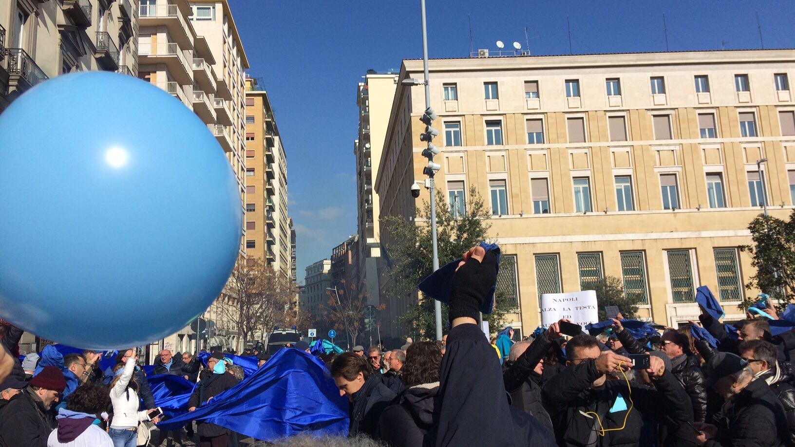 A Napoli una “marea azzurra” contro Giggino: “Vogliamo una città vivibile e sicura”