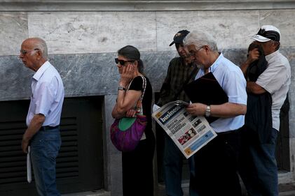 Grecia, code alla National Bank riaperta oggi 4