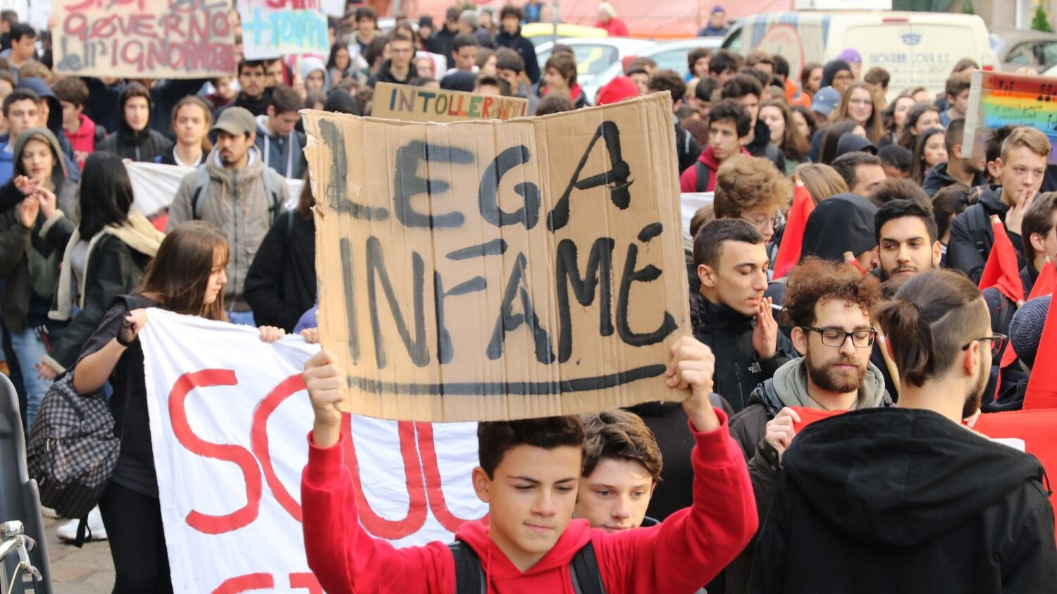Roghi e manichini impiccati. I soliti studenti contro Matteo