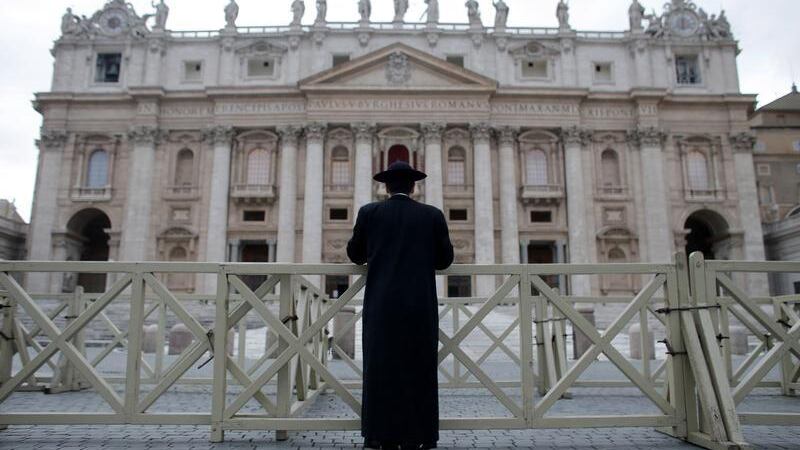 "Molestò otto seminaristi" Indagato il vescovo Cassino