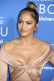 Jennifer Lopez hot in rosa carne 8