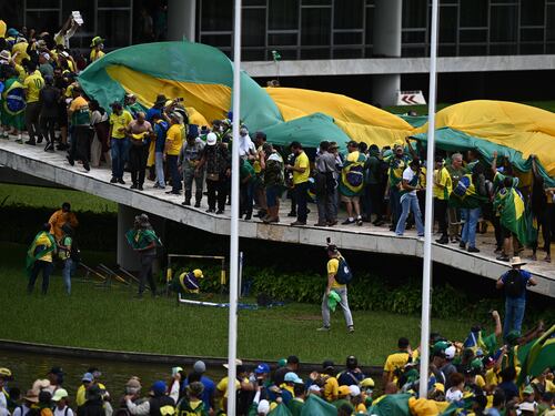 Gli assalti dei supporter di Bolsonaro ai palazzi del potere in Brasile