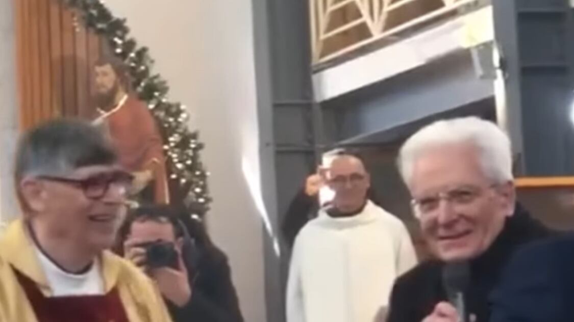 Mattarella a sorpresa a Caivano e da don Patriciello. Meloni: “Segno di vicinanza dello Stato”