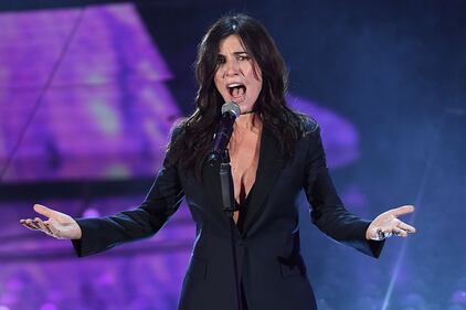 Sanremo 2017, gli outfit sexy della seconda serata 16