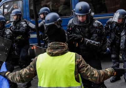 I Gilet gialli invadono Parigi nella quinta giornata di proteste 4