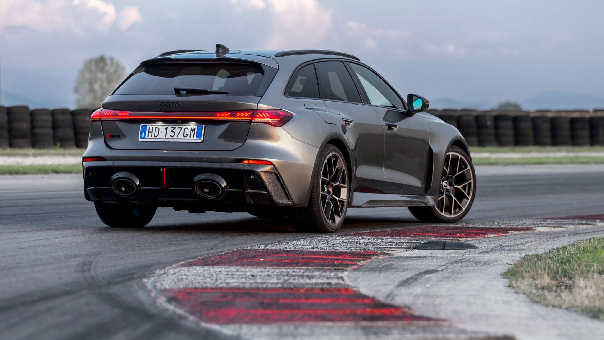 Audi RS5 Avant: V6 ibrida con 639 CV, da togliere il fiato