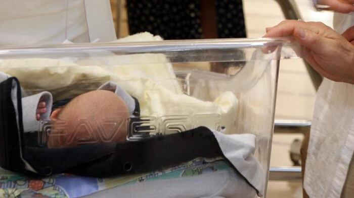 Salento, bimbo di 14 mesi trovato senza vita in culla: indagati i genitori