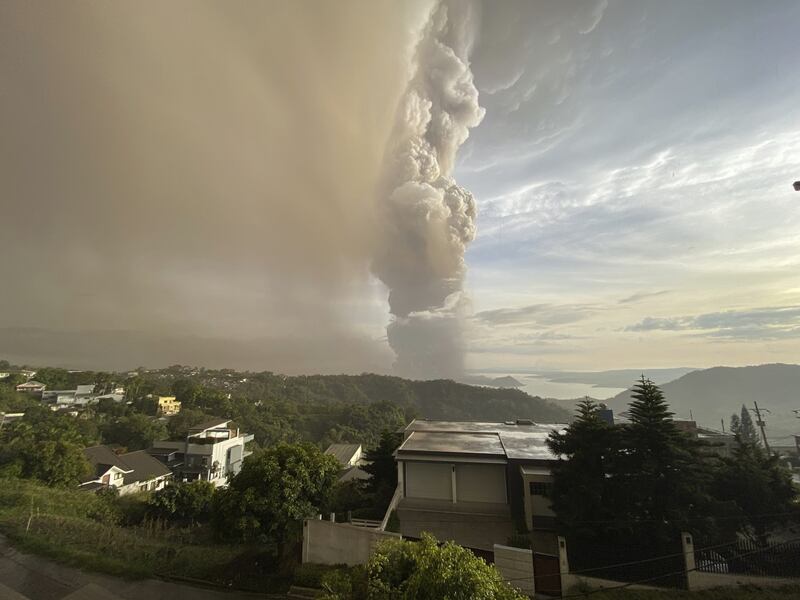 Filippine, la colonna di fumo del vulcano 11