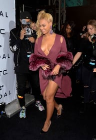 Beyoncé Knowles, seno in vista e scollo mozzafiato a New York 23