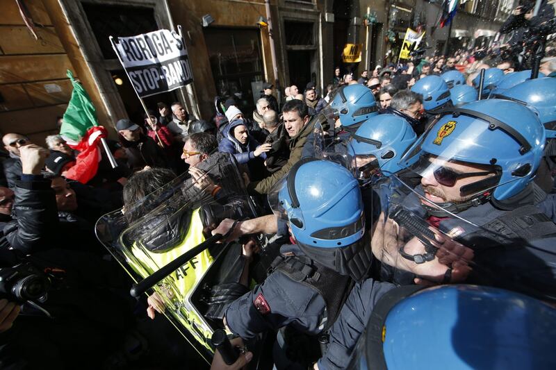 Scontri davanti la sede del Pd in Via del Nazareno 13
