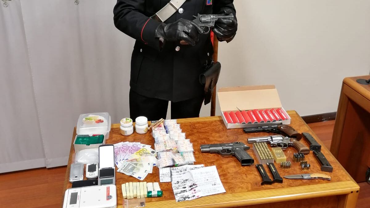 Lorenteggio, armi e droga nei covi segreti del crimine