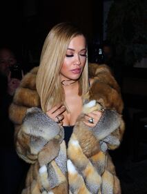 Rita Ora nuda per Natale 31