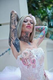 Becky Holt si sposa: tatuaggi e abito bianco 1