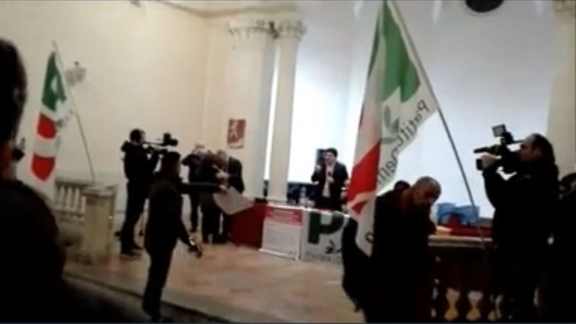 Il Pd fa comizio in chiesa I superstiti di Rigopiano: "Sull'altare c'erano bare"
