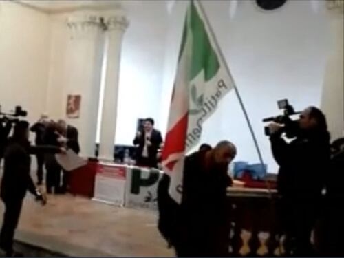 Il Pd fa comizio in chiesa I superstiti di Rigopiano: "Sull'altare c'erano bare"