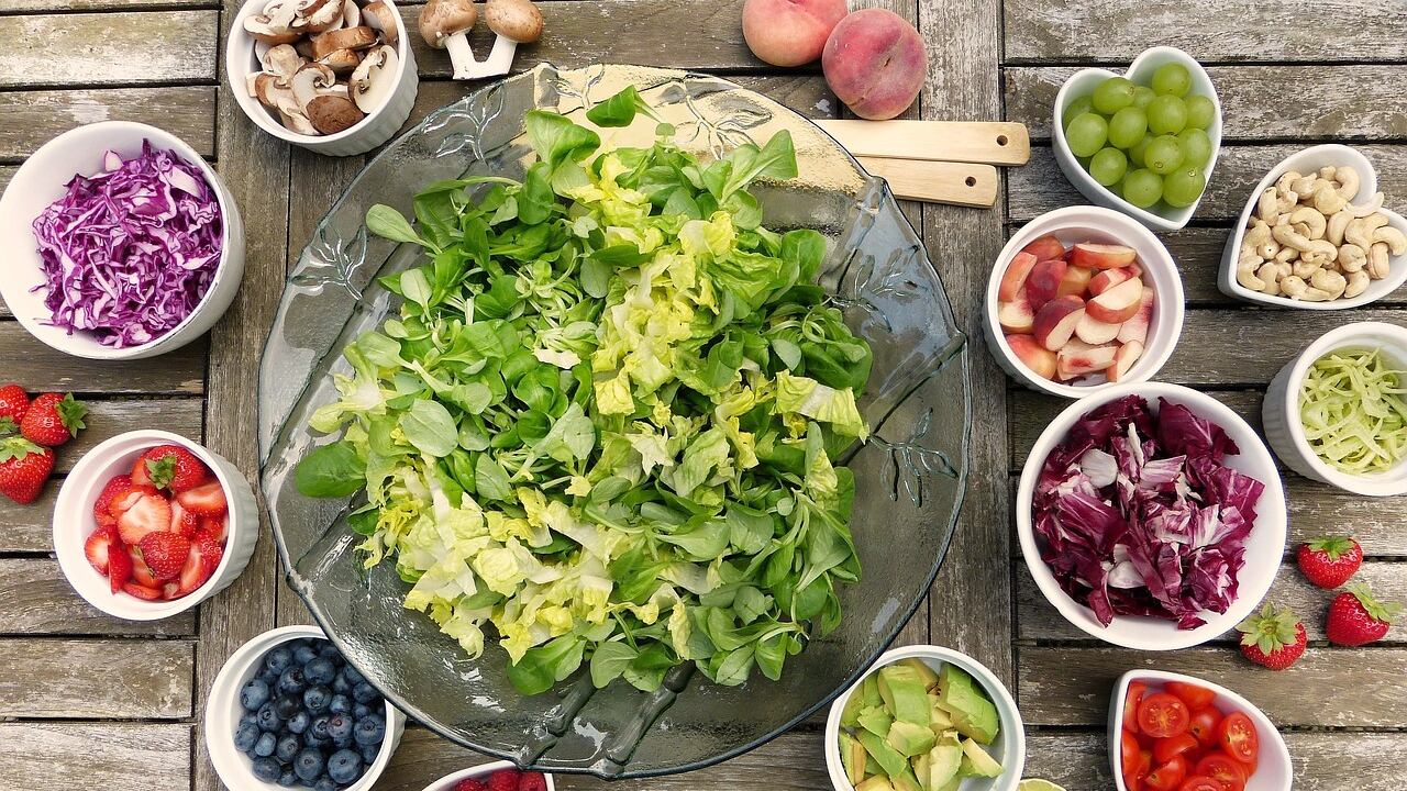 Colesterolo alto a 60 anni: quali cibi mangiare e quali evitare