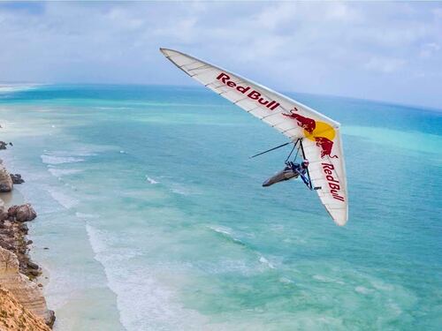 Jonny Durand, in volo sopra gli squali bianchi