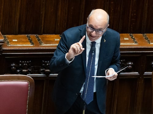 “Sì ai compiti sul diario, stop a più verifiche nello stesso giorno”: le indicazioni di Valditara per il nuovo anno scolastico