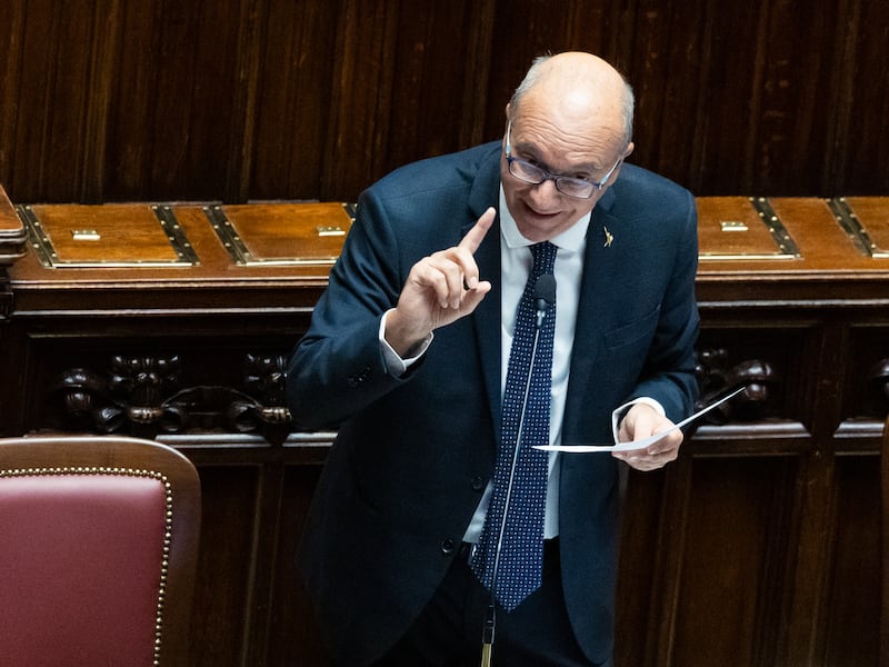 Lettera con minacce e proiettile recapitata al ministro dell’Istruzione Valditara. Meloni: “Atti intimidatori non possono trovare spazio in democrazia”
