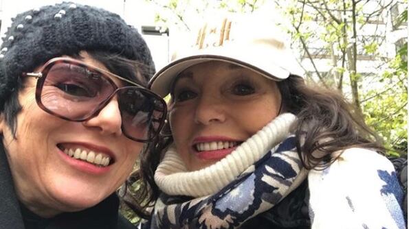 Paura per Joan Collins. Corsa in ospedale a causa di un incendio nel suo appartamento di Londra