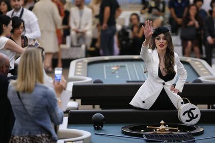 La sfilata di Chanel tra tavoli della roulette e slot 1