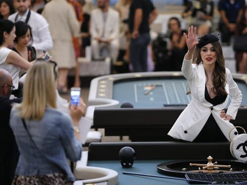 La sfilata di Chanel tra tavoli della roulette e slot