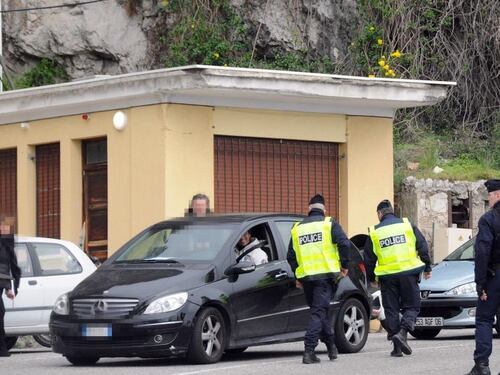 Mentre combattiamo il virus, francesi ci scaricano i migranti