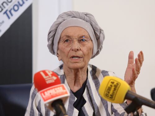 "Registrateli entrambi". Scatta la sfida al governo sulle coppie gay