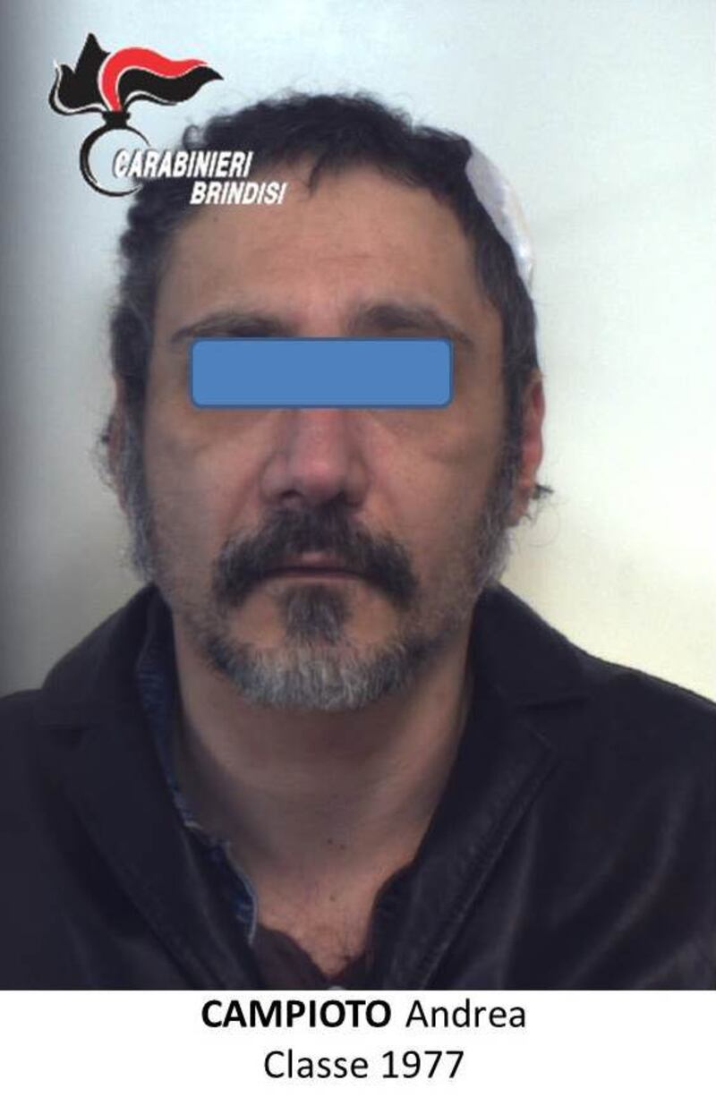 Brindisi, dopo l'aggressione sangue e vetri rotti 1