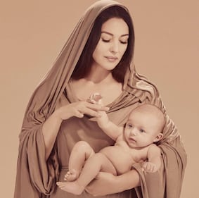 Monica Bellucci diventa la Madonna per beneficenza 3