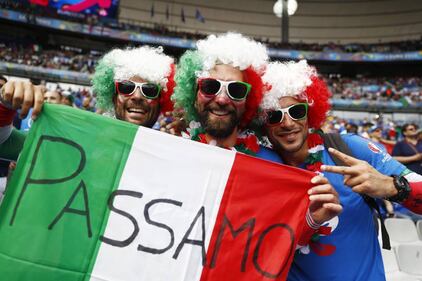 Italia-Spagna: ecco le tifose sexy sugli spalti 13