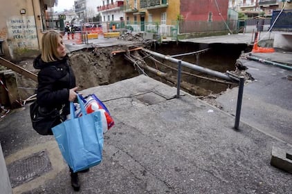 Napoli, maxi voragine in strada a Pianura 6