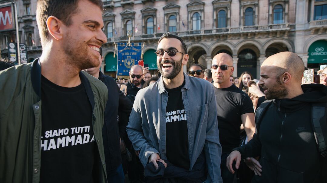 Marco Mengoni a sorpresa in Piazza Duomo a Milano