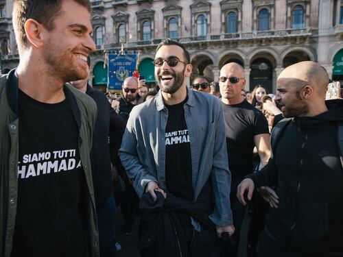 Marco Mengoni a sorpresa in Piazza Duomo a Milano