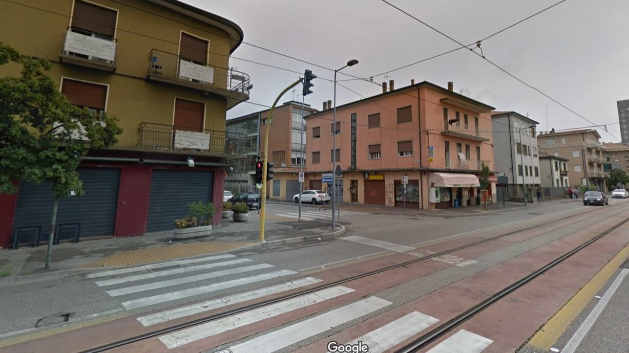 Padova, fotografa stranieri senza mascherina, donna inseguita
